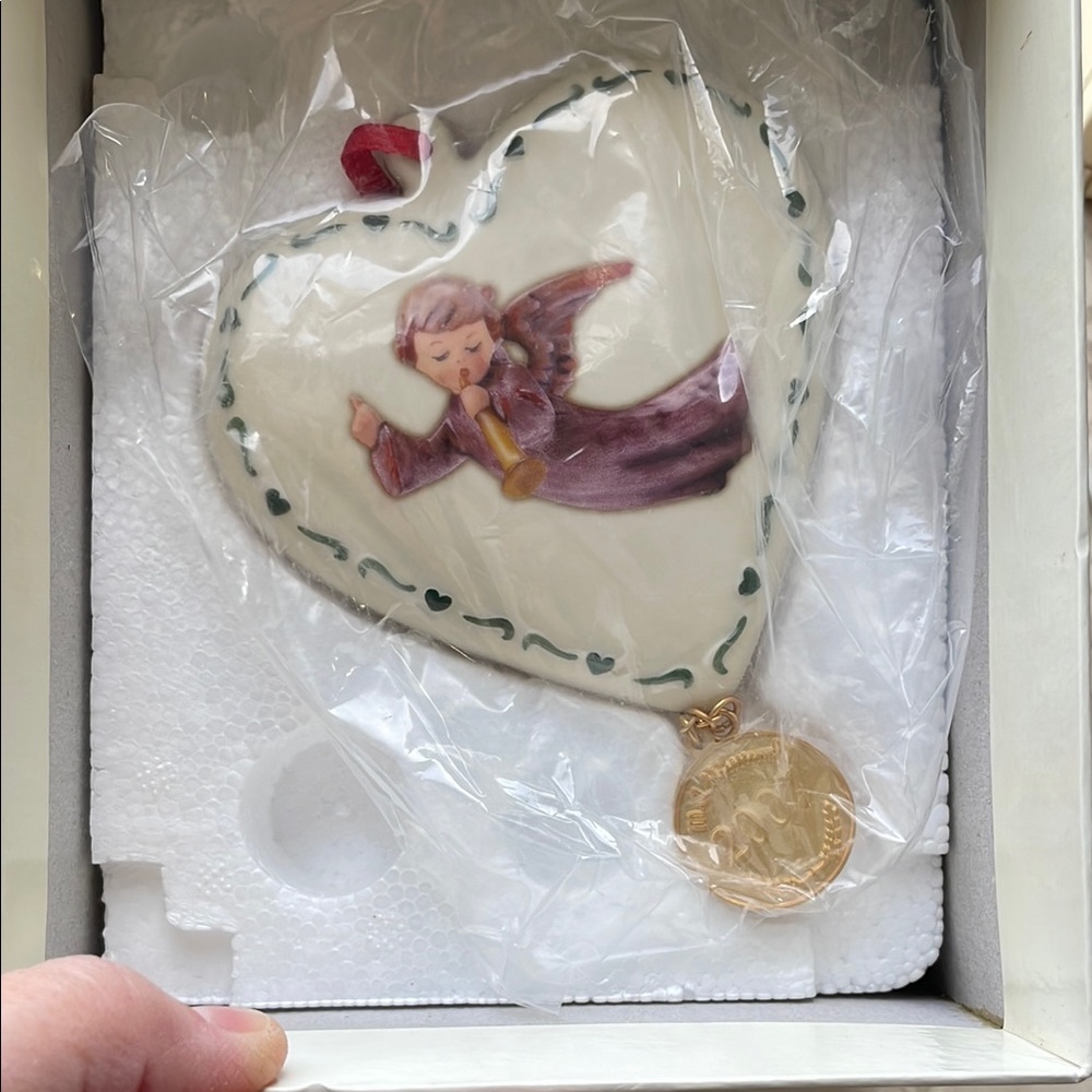 Danbury Mint White and Gold Holiday Ornament